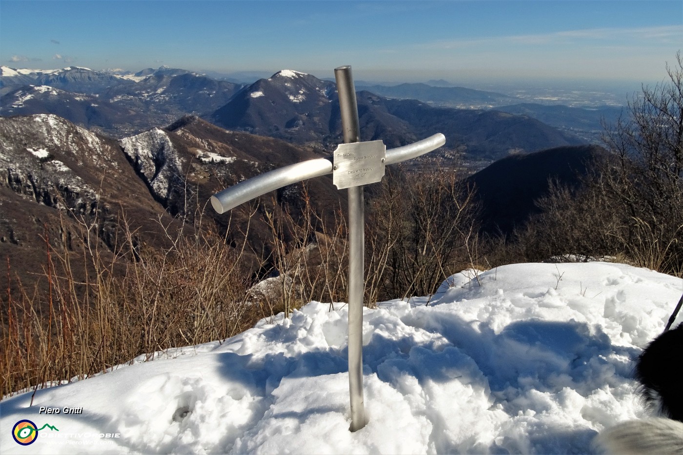 31 Dalla piccola croce del  Monte Podona bella vista verso la Valle Seriana col Misma  .JPG